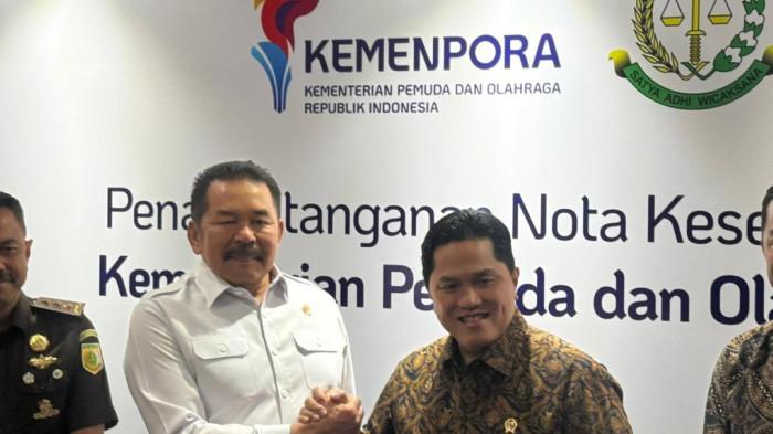 MENPORA DAN KEJAGUNG - Menpora Erick Thohir foto bersama dengan Kejagung ST Burhanuddin  usai penandatanganan MoU antara Kemenpora dan Kejagung di Auditorium Kemenpora, Senayan, Jakarta, Senin (24/11/2025).
