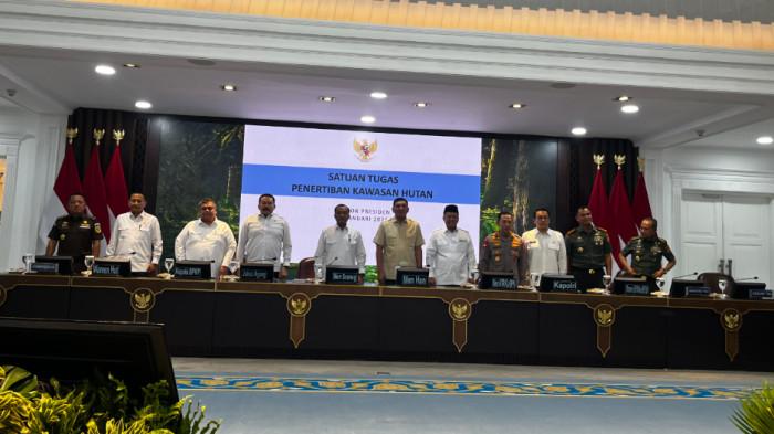 Menteri Sekretaris Negara Prasetyo Hadi dan Satgas PKH di Kantor Presiden, Komplek Istana Kepresidenan, Jakarta, pada Selasa, (20/1/2026).