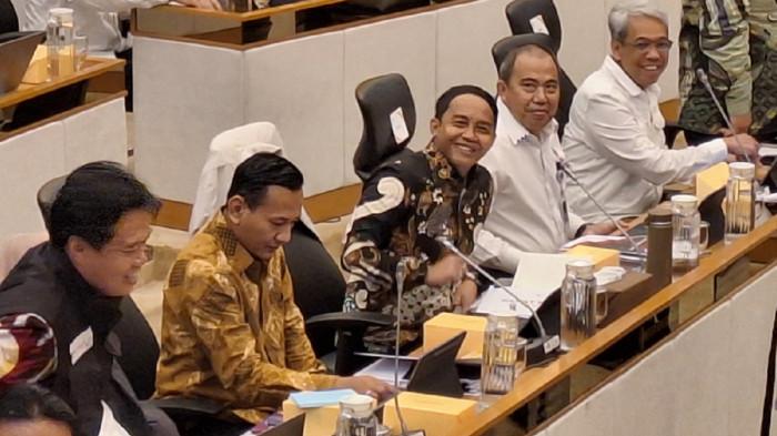 MENHUT BANJIR SUMATERA  - Menteri Kehutanan (Menhut), Raja Juli Antoni, dalam rapat kerja bersama Komisi IV DPR RI di kompleks parlemen, Senayan, Jakarta, Kamis (4/12/2025).