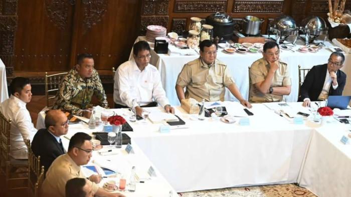 Prabowo Minta Kemendiktisaintek Siapkan 2.000 Profesional Muda Siap Kerja di BUMN dan Swasta