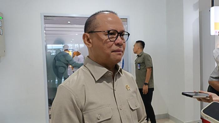 KEBAKARAN DI HONG KONG - Menteri P2MI Mukhtarudin saat ditemui awak media di Kementerian P2MI, Jakarta, Rabu (17/12/2025). Mukhtarudin menyatakan pihaknya turut memberikan santunan kepada 9 ahli waris WNI yang menjadi korban meninggal dunia akibat kebakaran hebat di Wang Fuk Court, Hong Kong.