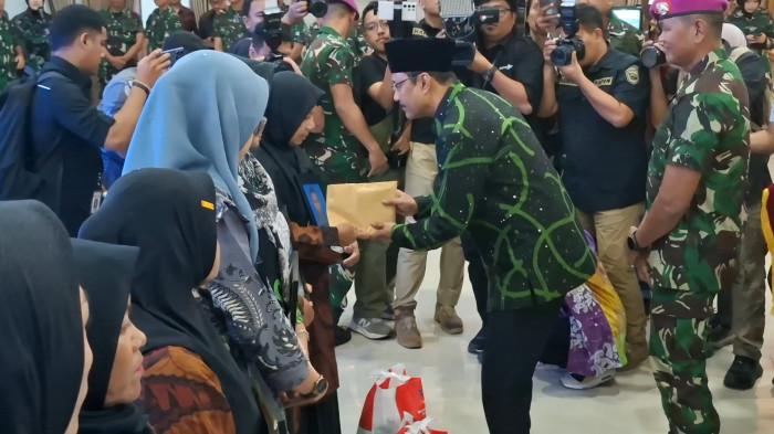 MARINIR KORBAN LONGSOR - Menteri Sosial Saifullah Yusuf atau Gus Ipul saat penyaluran santunan kepada ahli waris korban bencana tanah longsor di Markas Komando Korps Marinir, Cilandak, Jakarta Selatan, Selasa (10/2/2026). (FAHDI FAHLEVI)