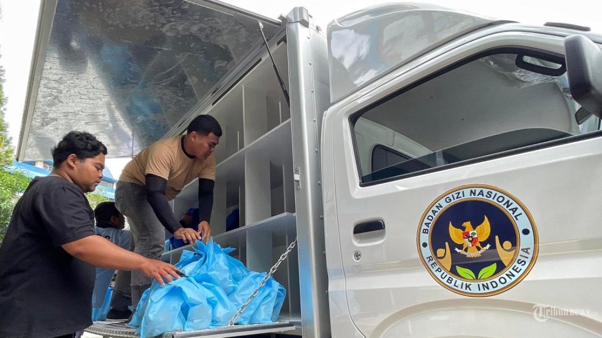 MBG RAMADAN - Petugas Satuan Pelayanan Pemenuhan Gizi (SPPG) menurunkan paket MBG (Makan Bergizi Gratis) ramadan dari mobil box di SMP N 6 Kota Malang, Jawa Timur, Senin (23/2/2026). Pemerintah melalui Badan Gizi Nasional (BGN) akan terus mendistribusikan program Makan Bergizi Gratis (MBG) selama bulan Ramadan 2026 dengan penyesuaian mekanisme dan menu agar tetap mendukung nutrisi siswa yang berpuasa. SURYA/PURWANTO