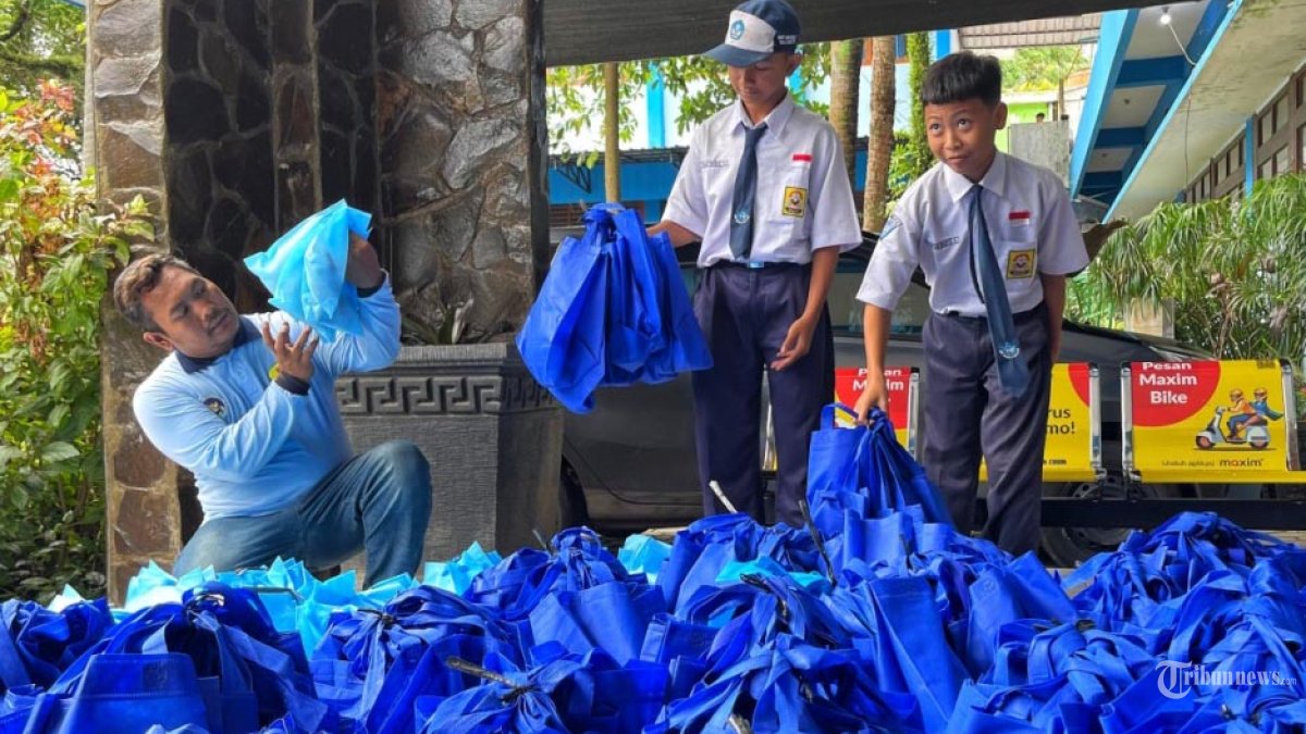 MBG RAMADAN - Sejumlah siswa menata paket MBG (Makan Bergizi Gratis) ramadan di SMP N 6 Kota Malang, Jawa Timur, Senin (23/2/2026). Pemerintah melalui Badan Gizi Nasional (BGN) akan terus mendistribusikan program Makan Bergizi Gratis (MBG) selama bulan Ramadan 2026 dengan penyesuaian mekanisme dan menu agar tetap mendukung nutrisi siswa yang berpuasa. SURYA/PURWANTO
