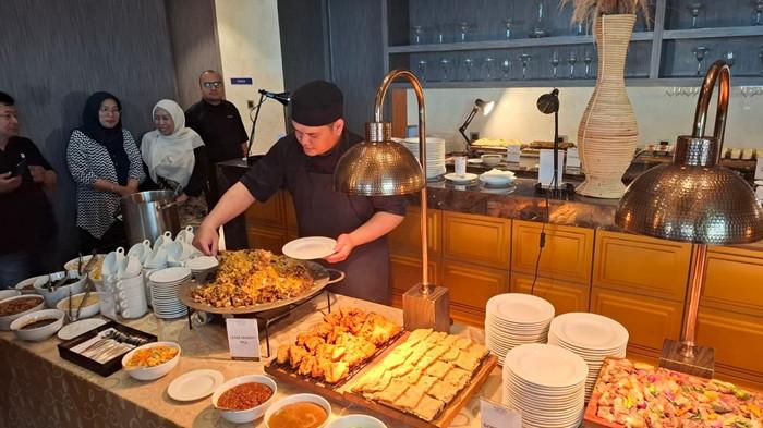 MENU MAKANAN BUKA PUASA - Perkenalan ragam menu Nusantara dan Asia dalam program Ramadhan Tiba Iftar Buffet di Aston Kartika Grogol, Jakarta Barat, Jumat (6/2/2026). Menu-menu yang disajikan dirancang untuk menghadirkan momen berbuka puasa lebih hangat bagi keluarga urban.