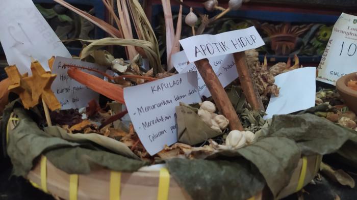 TREN JAMU - Produk-produk dari Ratu Botani Usaha Mikro, Kecil, dan Menengah (UMKM) yang berfokus pada produksi jamu dan herbal.