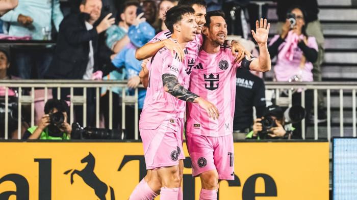 SELEBRASI MESSI- Lionel Messi dan kawan-kawan saat berselebrasi. Messi mencatat rekor baru sepanjang masa untuk assist dalam kemenangan Inter Miami 5-1 atas New York City FC yang memastikan tiket Inter Miami ke final Piala MLS 2025 .