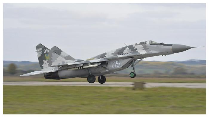 JET TEMPUR RUSIA - Foto yang dirilis oleh Garda Nasional Udara AS memperlihatkan MiG-29 Fulcrum lepas landas dari Pangkalan Udara Starokostiantyniv, Ukraina, 9 Oktober sebagai bagian dari latihan Clear Sky 2018. Inilah 10 jet tempur unggulan buatan Rusia, salah satunya MiG-29 yang baru saja diterima Iran.
