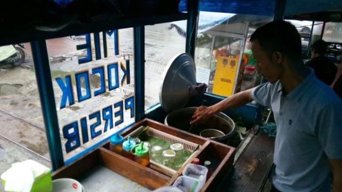 Mie Kocok Persib, salah satu mie legendaris di Kota Bandung, yang terletak di area parkir Stadion Persib.
