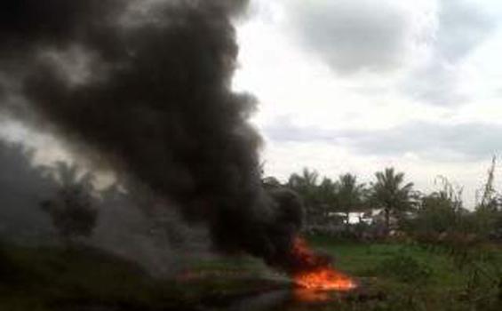 Pipa Minyak Meledak dan Terbakar