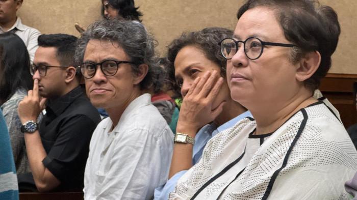 Mira Lesmana dan Riri Riza di sidang Nadiem