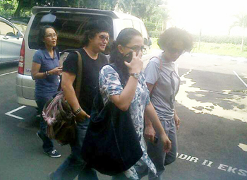 Artis dan Krue Sang Pemimpi Kunjungi Ariel