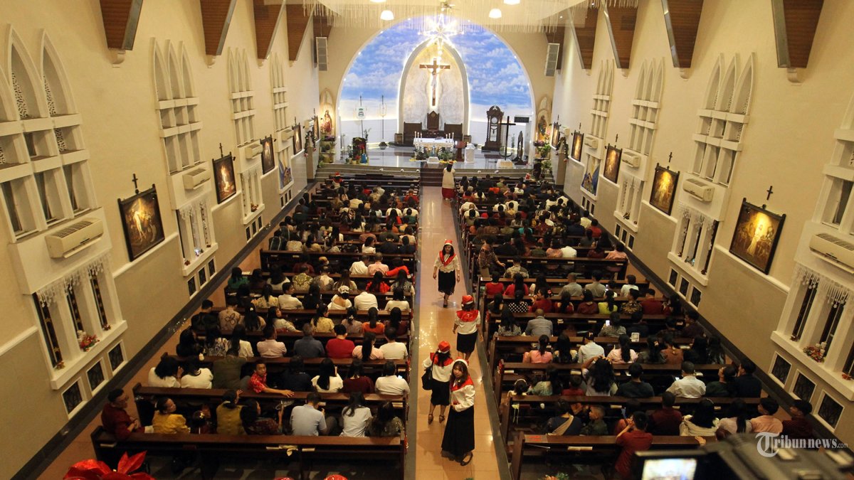 MISA MALAM NATAL - Umat Katolik mengikuti ibadah Misa Malam Natal di Gereja Katedral Jalan Pemuda, Medan, Rabu (24/12/2019). Misa tersebut mengusung tema Tuhan Hadir untuk Menyelamatkan Keluarga. TRIBUN MEDAN/DANIL SIREGAR