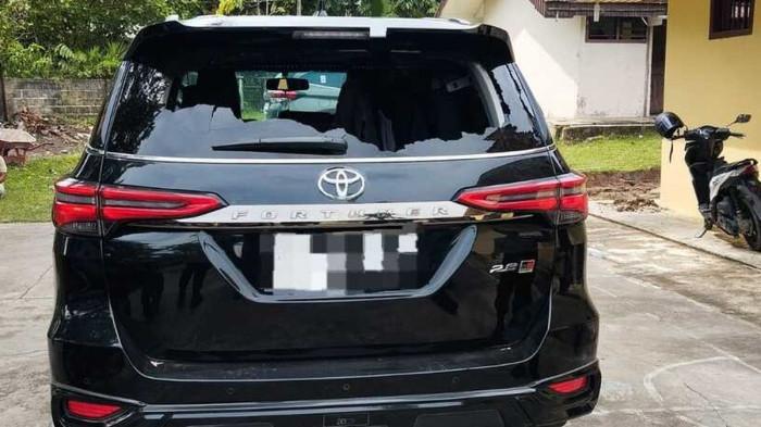 Mobil Kapolres Kuansing yang dirusak massa saat penertiban PETI di Kecamatan Cerenti, Kabupaten Kuantan Singingi, Riau, Selasa (7/10/2025).