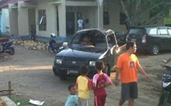 Mobil Pick Up Terbalik Jalan Biru Macet