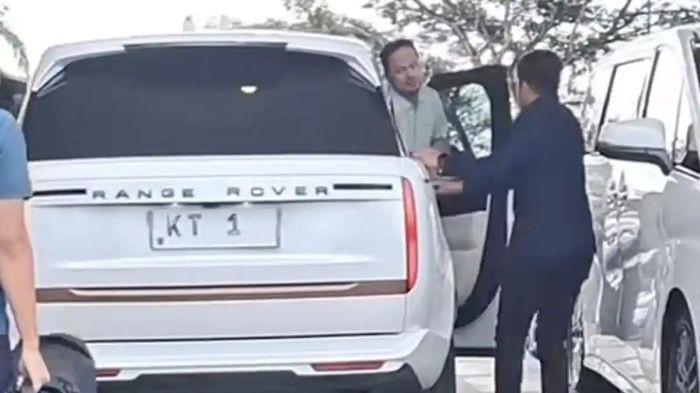 GUBERNUR KALTIM - Mobil Range Rover berpelat KT 1 digunakan Gubernur Kaltim saat menghadiri pelantikan Ketua KADIN Kaltim. Pemerintah Provinsi Kaltim melalui Dinas Komunikasi dan Informatika (Diskominfo) pun menegaskan bahwa Range Rover tersebut bukan mobil dinas milik pemerintah daerah.  Kendaraan tersebut merupakan milik pribadi Rudy Masud. Pemprov juga menjelaskan soal pemakaian pelat KT 1