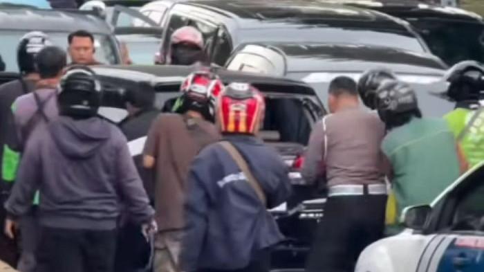 MOBIL DIAMUK MASSA – Mobil Toyota Calya berwarna hitam diamuk massa di Jalan Gunung Sahari, Sawah Besar, Jakarta Pusat, Rabu (25/2/2026) sore. Peristiwa ini berakhir dengan diamankannya sang sopir oleh pihak kepolisian.