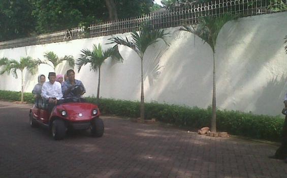 Tamu Undangan Siraman Aliya Rajasa Diantar Mobil Golf