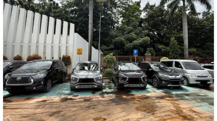 DISITA - Lima kendaraan operasional para tersangka dalam kasus dugaan suap dan gratifikasi di lingkungan Direktorat Jenderal Bea dan Cukai yang disita KPK.