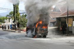 Mobil Terbakar Saat Diperbaiki