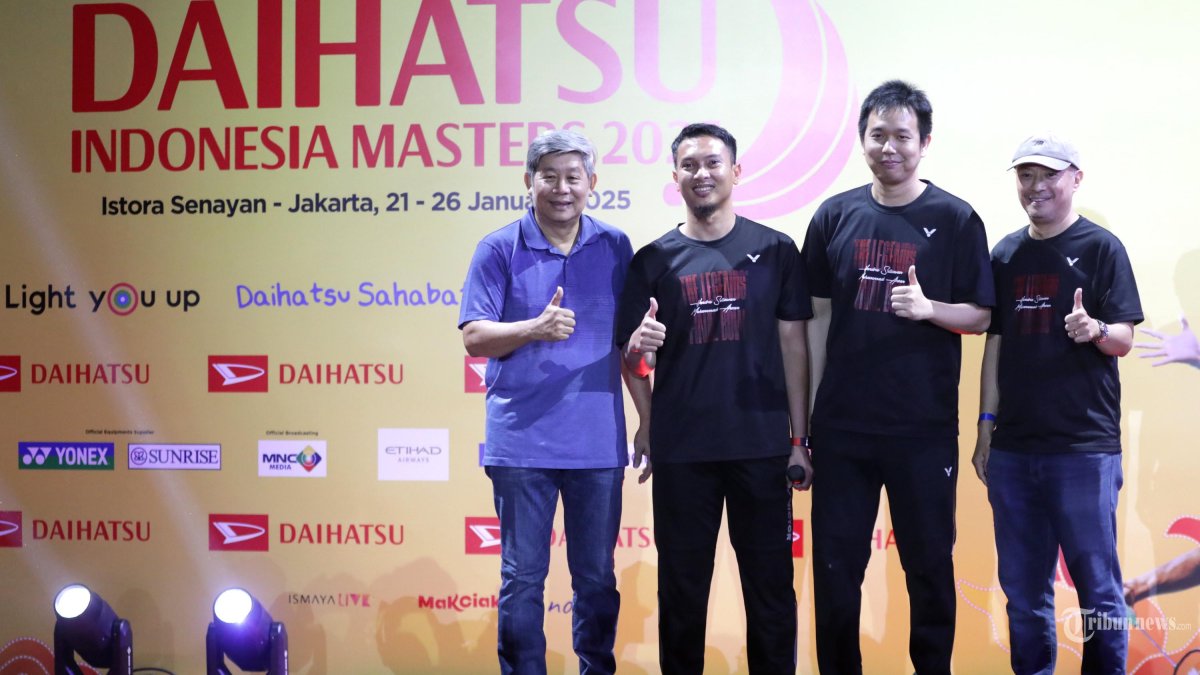 Pebulu tangkis ganda putra Indonesia Mohammad Ahsan dan Hendra Setiawan berfoto dengan Mantan pelatih mereka Herry Iman Pierngadi dan Hendrawan saat acara perpisahan bertajuk 'Tribute to The Daddies' sebelum laga final Indonesia Masters 2025 di Istora Senayan, Jakarta, Minggu (26/1/2025). Pasca menyatakan pensiun, acara perpisahan Hendra dan Ahsan tersebut dibuat untuk menghormati kontribusi mereka di dunia buku tangkis Indonesia. TRIBUNNEWS/IRWAN RISMAWAN
