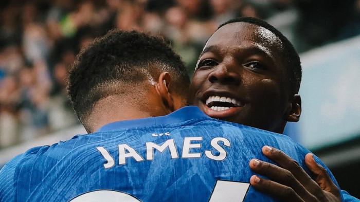 TERSENYUM - Gelandang Chelsea, Moises Caicedo dipeluk Reece James setelah mencetak gol ke gawang Liverpool di Stamford Bridge, Minggu (5/10) dini hari WIB.