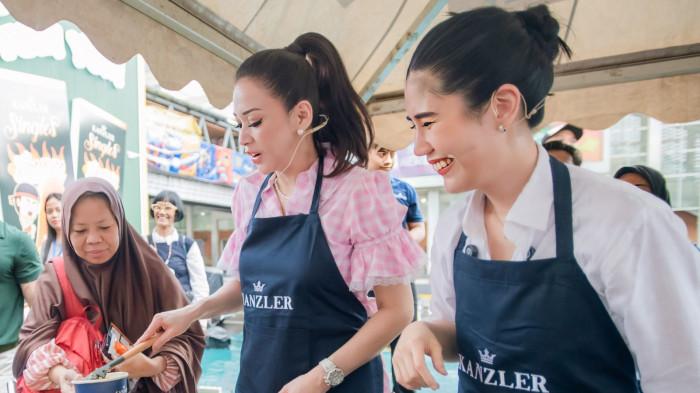 MAIA MASAK BESAR - Momen Maia Estianty masak besar menu sosis tom yum untuk ratusan orang ketika memeriahkan Festival Sosis Jam 3 Sore di Sarinah, Jakarta Pusat. Minggu (15/2/2026).
