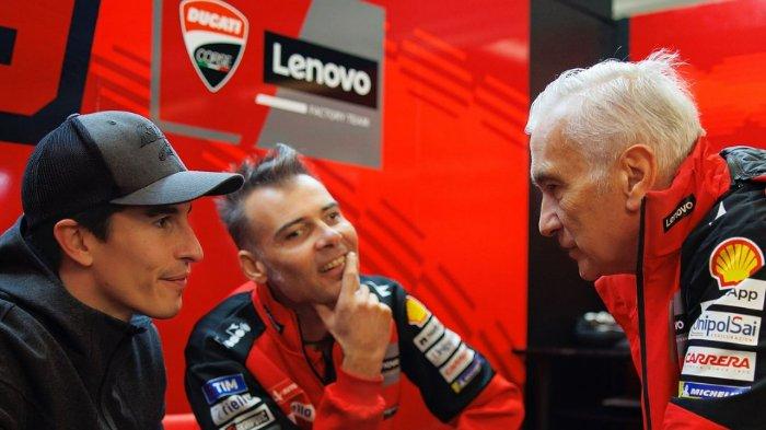 Momen Marc Marquez (kiri) bertemu dengan crew chiefnya, Marco Rigamonti (tengah) dan manajer Ducati Lenovo Team, Davide Tardozzi (kanan) sebelum tes MotoGP 2025 di Sirkuit Catalunya, Selasa (19/11/2024).