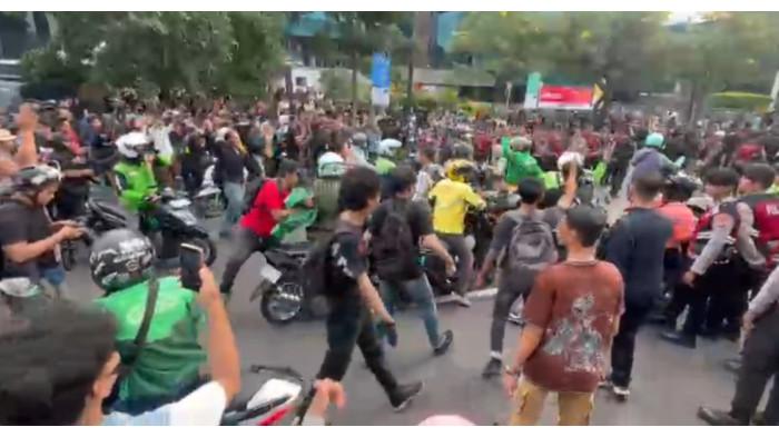 TEROBOS BLOKADE - Massa mahasiswa Universitas Indonesia (UI),masyarakat sipil berpakaian bebas menyatu mencoba menerobos barikade aparat gabungan TNI-Polri menuju Bundaran HI, Jakarta Pusat, Jumat (12/6/2026). Ratusan pengunjuk rasa tertahan di depan Gedung Thamrin Nine, Dukuh Atas, Sudirman.