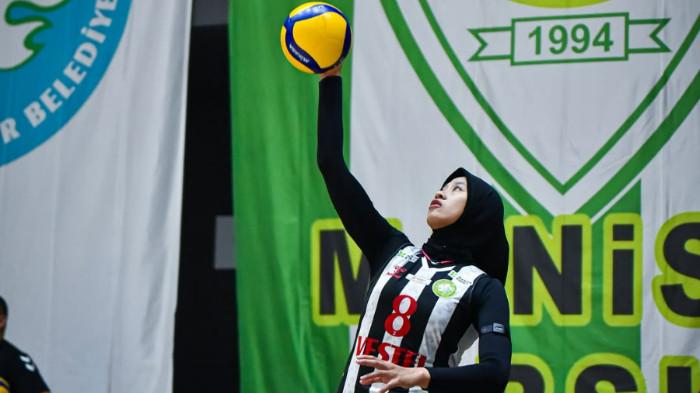 JUMP SERVE - Momen Megawati Hangestri Pertiwi melepaskan jump serve saat pertandingan uji coba antara Manisa BBSK vs Karsiyaka di Tarik Almis SS, Turki, Jumat (5/9/2025) malam WIB.
