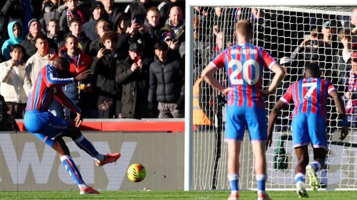 GOL PENALTI - Momen penyerang Crystal Palace, Jean-Philippe Mateta, mencetak gol melalui penalti menghadapi Manchester United pada pertandingan pekan 13 Liga Inggris 2025/2026 di Stadion Sulhurst Park, London, Minggu (30/11/2025) malam WIB. MU tertinggal 1-0.