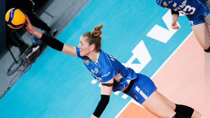 SPIKE GIULIA ANGELINA - Momen spiker Bandung Bandung BJB Tandamata asal Italia Giulia Angelina melepaskan smes pada pertandingan Proliga 2026 menghadapi Medan Falcons di GOR Utama Bojonegoro, Jawa Timur, Sabtu (14/2) malam WIB.