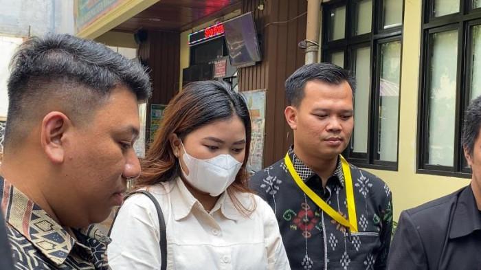 PERWALIAN ANAK - Putri sulung mendiang Mpok Alpa, Sherly hadir sebagai saksi dalam sidang permohonan perwalian anakdi Pengadilan Agama Jakarta Selatan, Senin (22/9/2025). Sherly ditemani oleh tim kuasa hukum ayah sambungnya, Aji Darmaji. Permohonan perwalian anak diajukan Aji Darmaji, suami almarhumah Mpok Alpa. (Tribunnews.com/Fauzi Alamsyah).