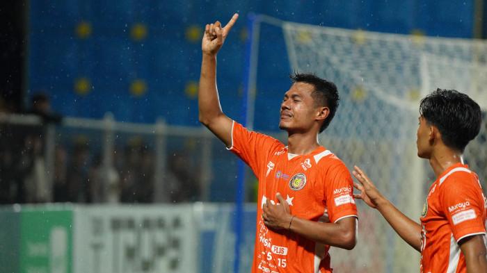 Pesepak bola Persiraja Banda Aceh, Muammar Khadafi akhirnya bisa bertemu kembali dengan keluarganya setelah hampir sepekan putus komunikasi karena banjir bandang di Aceh Timur, Selasa (3/12/2025).