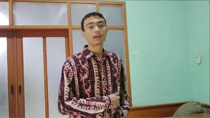 PULANG DARI IRAN - Muhammad Bagir, saat di rumahnya Kelurahan Mangli Kecamatan Kaliwates , Kabupaten Jember, Jawa Timur, Senin (16/3/2026) Dia ungkap situasi di Iran saat perang menghadapi Israel-AS.