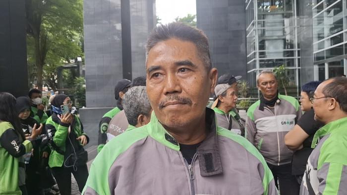 SIDANG NADIEM MAKARIM - Mulyono (58), seorang pengemudi ojek online yang merupakan sahabat Nadiem Makarim, usai sidang lanjutan kasus korupsi pengadaan laptop Chromebook, di Pengadilan Tipikor Jakarta Pusat, Kamis (8/1/2026). Nadiem menangis usai ditemui Mulyono.