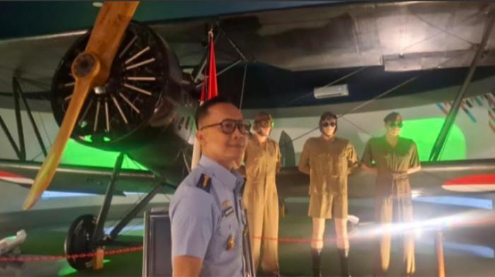 MUSEUM DIRGANTARA MANDALA - Kepala Museum Pusat TNI AU Dirgantara Mandala, Kolonel Kal Christian Tri Aryono memberikan penjelasan soal pesawat Cureng (Yokosuka K5Y) buatan Jepang yang kini langka bahkan sudah tidak ada di negara  asal. (Tribunnews.com/Abdi Ryanda Shakti).