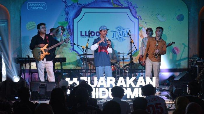 TIDAK HARUS DI PODIUM - Musisi Raim Laode di hadapan ratusan penonton dalam acara Malam Juara Bersama Raim Laode di Ludo Sports Bar & Kitchen, Bandung, belum lama ini. 