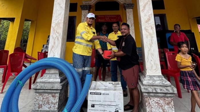 NHM PEDULI BENCANA - PT Nusa Halmahera Minerals (NHM) menyalurkan bantuan kemanusiaan bagi masyarakat terdampak banjir dan tanah longsor di Kabupaten Halmahera Utara dan Halmahera Barat. Bantuan tersebut mencakup perlengkapan sanitasi, perlengkapan bayi, serta dukungan tambahan berupa mesin genset dan lentera.
