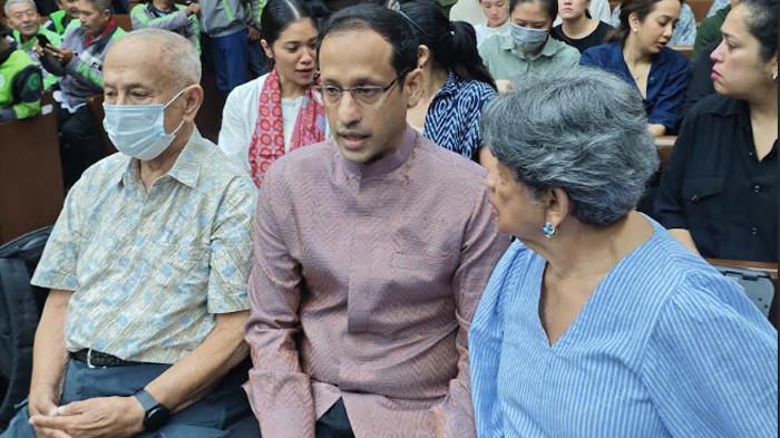 SIDANG NADIEM - Terdakwa kasus dugaan korupsi pengadaan Chromebook, eks Menteri Pendidikan, Kebudayaan, Riset, dan Teknologi (Mendikbudristek) Nadiem Makarim bersama ibu dan ayahnya menunggu sidang dimulai, PN Tipikor Jakpus, Senin (9/3/2026).