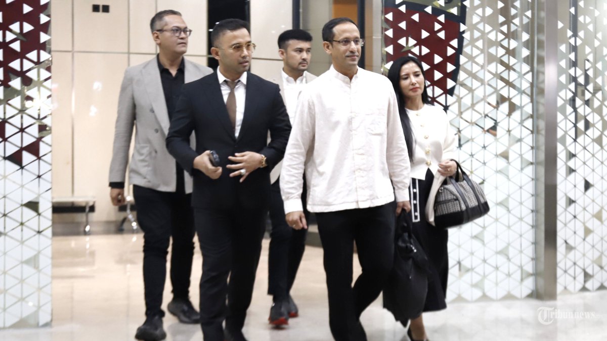 PMERIKSAAN NADIEM MAKARIM - Mantan Menteri Pendidikan, Kebudayaan, Riset, dan Teknologi (Mendikbudristek) 2019-2024 Nadiem Makarim usai menjalani pemeriksaan di Jampidsus, Kejaksaan Agung, Jakarta Selatan, Selasa (15/7/2025). Nadiem Makarim diperiksa Kejaksaan Agung selama 9 jam dalam kasus dugaan korupsi pengadaan sistem chromebook di Kemendikbudristek yang diketahui menghabiskan anggaran Rp9,9 triliun. TRIBUNNEWS/IRWAN RISMAWAN