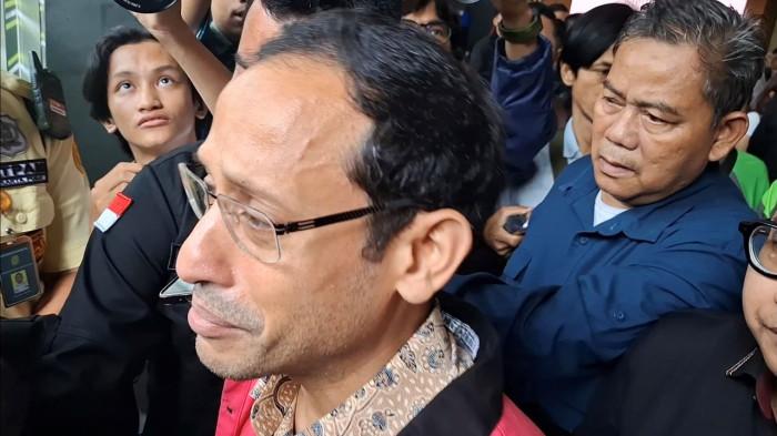 TANGIS NADIEM MAKARIM — Mantan Mendikbudristek Nadiem Makarim menitikkan air mata saat mencurahkan isi hatinya di sela sidang kasus dugaan korupsi proyek Chromebook dan CDM di Pengadilan Tipikor Jakarta, Selasa (21/4/2026). Mengenakan rompi tahanan, ia mengaku lelah menghadapi akumulasi proses hukum selama 10 bulan terakhir dan ingin perkara tersebut segera berakhir.