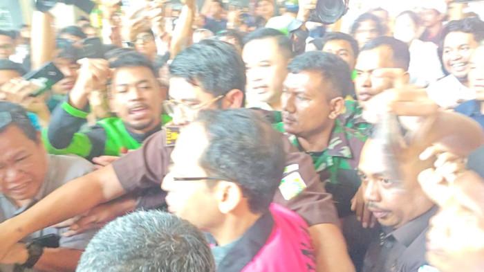 NADIEM DIKAWAL TNI – Mantan Mendikbudristek Nadiem Makarim, terdakwa dugaan korupsi pengadaan Chromebook Program Digitalisasi Pendidikan Kemendikbudristek 2019–2022, dikawal anggota TNI usai sidang dakwaan di Pengadilan Tipikor Jakarta, Senin (5/1/2025). Pengawalan ketat membuat Nadiem tidak sempat memberikan keterangan kepada awak media.