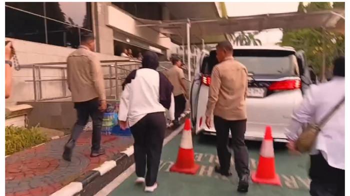 MENOLAK DIWAWANCARAI - Kepala Badan Gizi Nasional (BGN) Nanik S Deyang menghindari kejaran wartawan usai rapat tertutup dengan Komisi IX DPR RI di kompleks Parlemen, Senayan, Jakarta, Senin (15/6/2026).
