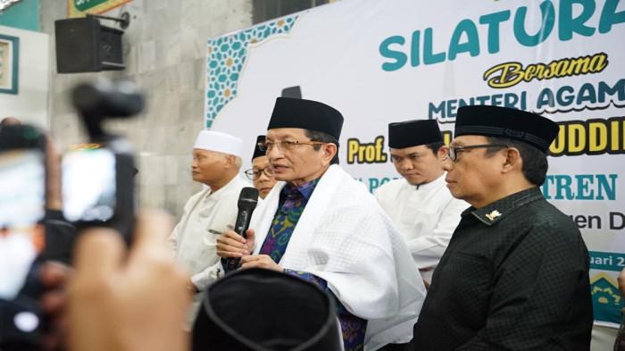 PENGUATAN PESANTREN - Menteri Agama RI Prof. Dr. KH. Nasaruddin Umar, MA menegaskan komitmen pemerintah dalam memperkuat peran pondok pesantren sekaligus meningkatkan kesejahteraan guru madrasah saat bersilaturahmi ke Pondok Pesantren (Ponpes) Futuhiyah, Kecamatan Mranggen, Kabupaten Demak, Jumat (6/2/2026).