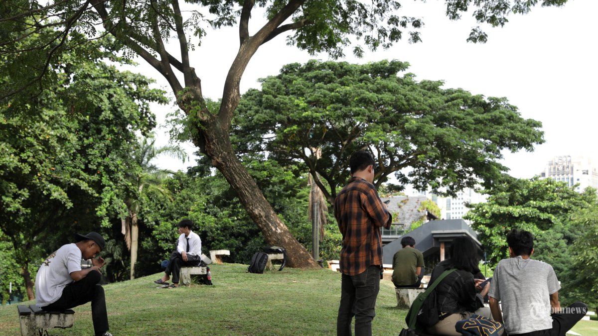 NGABUBURIT - Warga menikmati pemandangan di Hutan Kota GBK, Jakarta, Jumat (7/3/2025). Warga memanfaatkan Hutan Kota GBK sebagai lokasi untuk ngabuburit atau menunggu waktu berbuka puasa yang dapat dikunjungi secara gratis dengan menikmati pemandangan gedung-gedung bertingkat. TRIBUNNEWS/IRWAN RISMAWAN