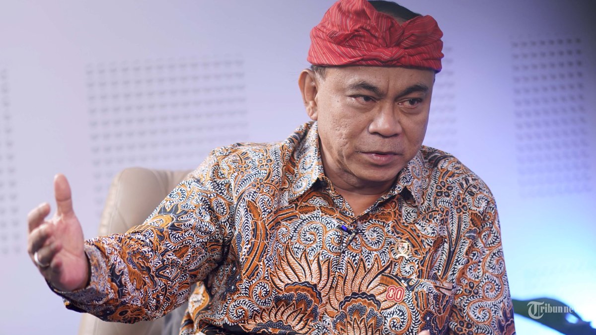 KOPERASI DESA - Menteri Koperasi Budi Arie Setiadi saat berbincang dengan Direktur Pemberitaan Tribun Network Febby Mahendra Putra di Studio Tribunnews, Jakarta, Kamis (14/8/2025). Dalam wawancaranya, Budi Arie menjelaskan mengenai program Koperasi Desa Merah-Putih yang digagas oleh Pemerintah, mulai dari aktivitas yang dilakukan hingga terkait pengawasan. TRIBUNNEWS/IMANUEL NICOLAS MANAFE