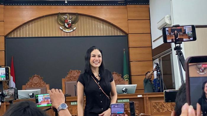 Nikita Mirzani Pasang Senyum Meski Divonis 4 Tahun Penjara