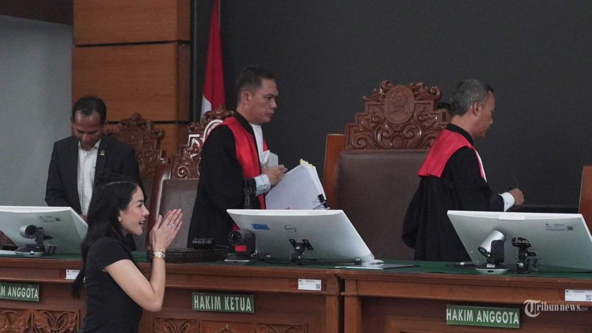 NIKITA MIRZANI - Terdakwa artis Nikita Mirzani usai menjalani sidang putusan vonis kasus dugaan pemerasan terhadap pengusaha skincare sekaligus dokter Reza Gladys di Pengadilan Negeri Jakarta Selatan, Selasa (28/10/2025). Majelis hakim menjatuhi hukuman empat tahun penjara serta membayar denda sebesar Rp 1 miliar karena terbukti sah dan meyakinkan melakukan perbuatan pencemaran dan pemerasan terhadap Reza Gadys. Vonis tersebut lebih ringan dari tuntutan Jaksa Penuntut Umum (JPU) yang menuntut Nikita dengan pidana 11 tahun penjara dan denda sebesar Rp 2 miliar. Meski demikikian Majelis Hakim menilai Nikita Mirzani tidak terbukti secara sah dan meyakinkan atas dugaan tindak pidana pencucian uang (TPPU), sehingga membebaskan Nikita dari dakwaan TPPU. Tribunnews/Jeprima