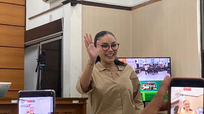 NIKITA JELANG VONIS - Nikita Mirzani melambaikan tangan sebelum menjalani sidang kasus dugaan pemerasan dan pencucian uang terhadap pengusaha skincare dokter Reza Gladys, di Pengadilan Negeri Jakarta Selatan, Kamis (23/10/2025). Ia meyakini bakal divonis bebas oleh majelis dalam sidang putusan meski jaksa menuntut hukuman 11 tahun penjara.